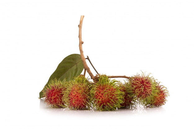 Verse rambutan isoleert op witte achtergrond