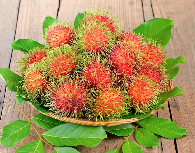 Verse rambutan op houten tafel