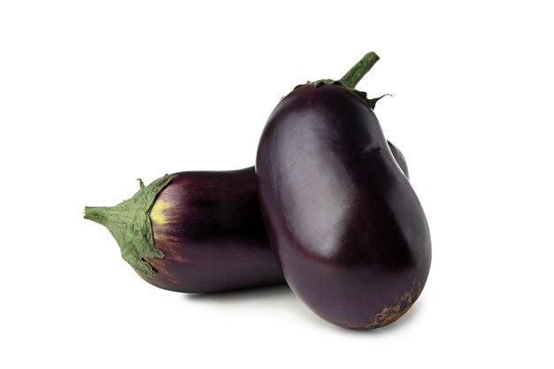 Verse rauwe aubergines geïsoleerd