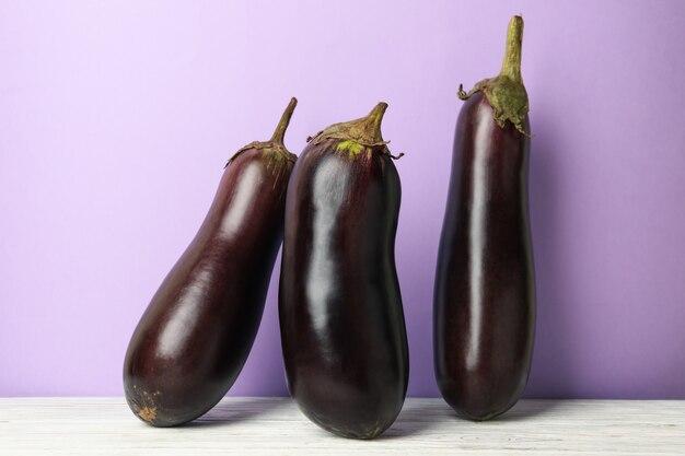 Verse rauwe aubergines op witte houten tafel