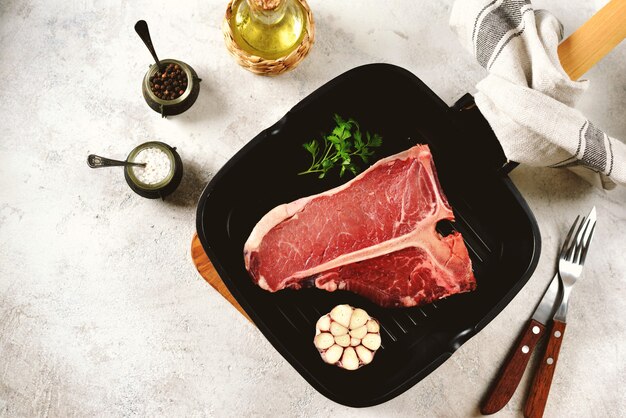 Verse rauwe biologische t-bone steak