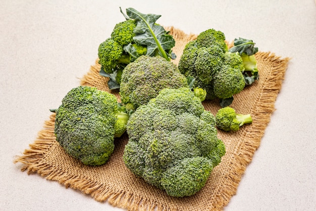 Verse rauwe Broccoli. Bron van vitamines en mineralen