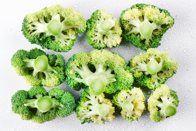 Verse rauwe broccoli naadloze patroon op een witte achtergrond, bovenaanzicht. het concept van gezonde voeding, voeding, sulforafaan, kruisbloemige groenten