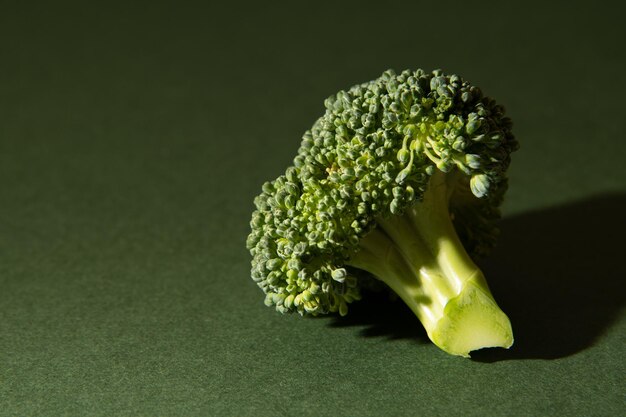 Verse rauwe broccoli op een groene achtergrond Plaats voor tekst