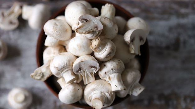 Verse rauwe champignons in een kom