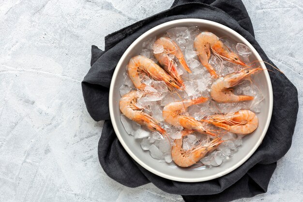 Verse rauwe garnalen bereid voor het koken met peper, citroen en peterselie