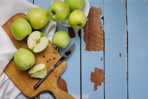 Verse rauwe groene appels op de houten achtergrond Gezonde voeding Sappige vruchten voor iedereen