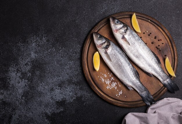 Verse rauwe hele zeebaars. Ruwe zeebaarsvissen met kruiden en kruideningrediënten.