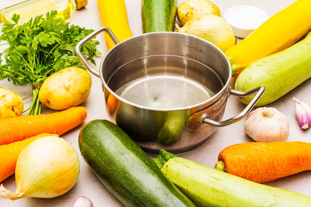 Foto verse rauwe ingrediënten voor courgettesoep