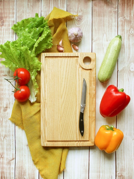 Verse rauwe ingrediënten voor gezond koken of salade maken van bovenaanzicht kopieerruimte