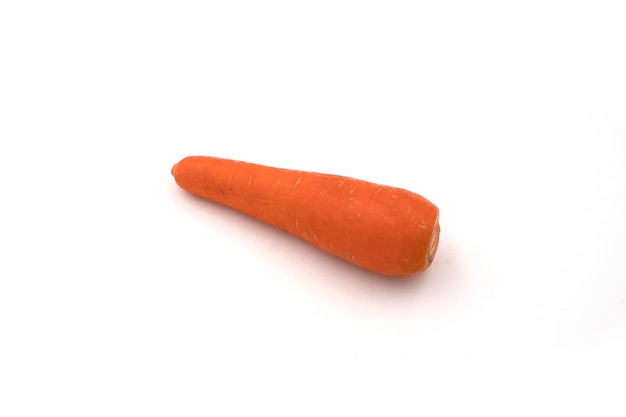 Verse rauwe oranje wortelsap gezond geïsoleerd op witte achtergrond