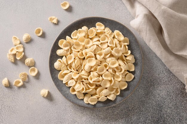 Verse rauwe orecchiette pasta gemaakt van volkoren meel
