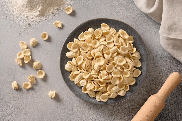 Verse rauwe orecchiette pasta gemaakt van volkoren meel