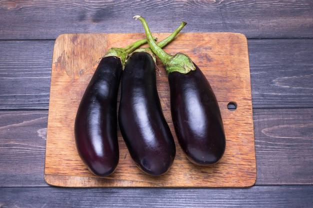 Foto verse rauwe paarse aubergine op houten achtergrond rustieke stijl gezond voedsel concept