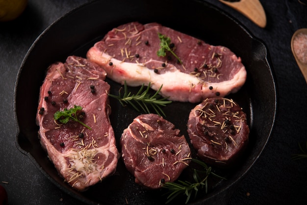 Verse rauwe Prime Black Angus beef steaks op een houten bord