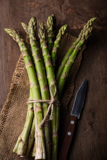 Verse rauwe rijpe groene asperges