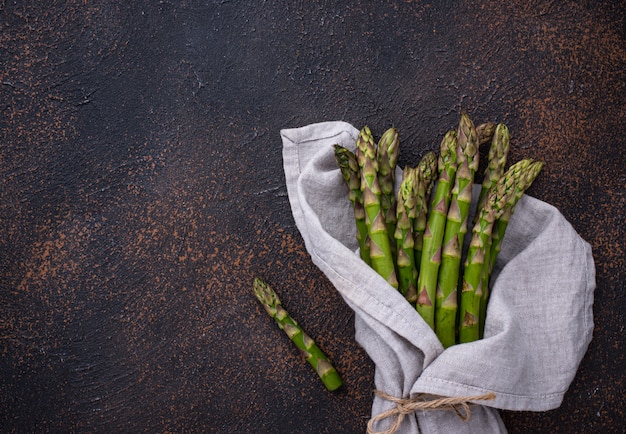 Verse rauwe rijpe groene asperges