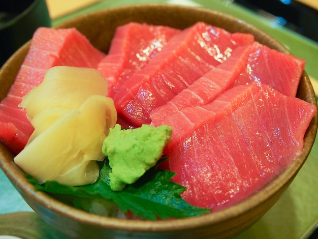 Verse rauwe tonijnsashimi op rijst geserveerd met ingelegde gember en wasabi in Japanse stijl