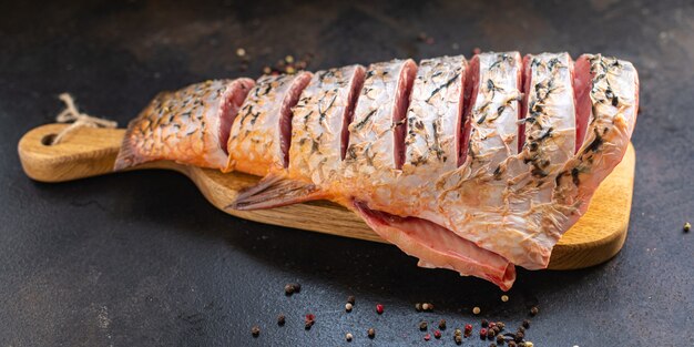 verse rauwe vis karper witte vis zonder kop karkas maaltijd snack op tafel kopieer ruimte voedsel achtergrond