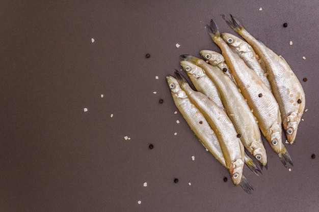 Verse rauwe vis smelt of sardines klaar om te koken