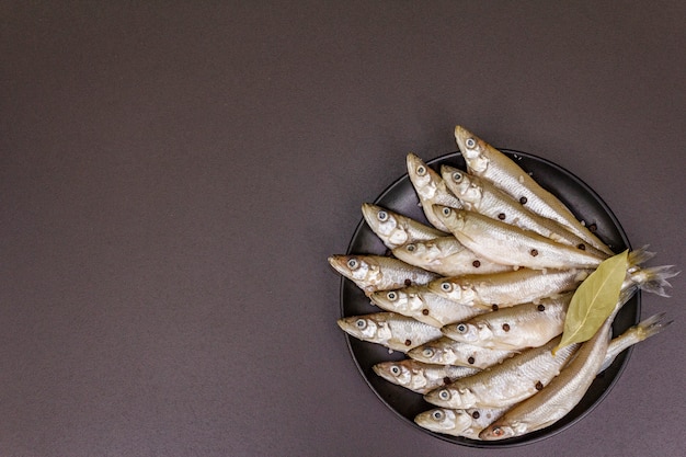 Verse rauwe vis smelt of sardines klaar om te koken