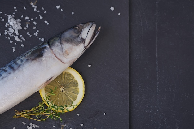 Verse rauwe vismakreel en ingrediënten om te koken