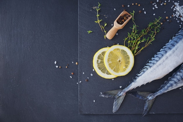 Verse rauwe vismakreel en ingrediënten om te koken