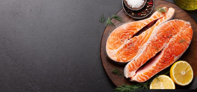 Verse rauwe zalm koken Vissteaks met kruiden en specerijen