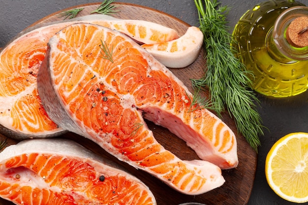 Verse rauwe zalm koken Vissteaks met kruiden en specerijen