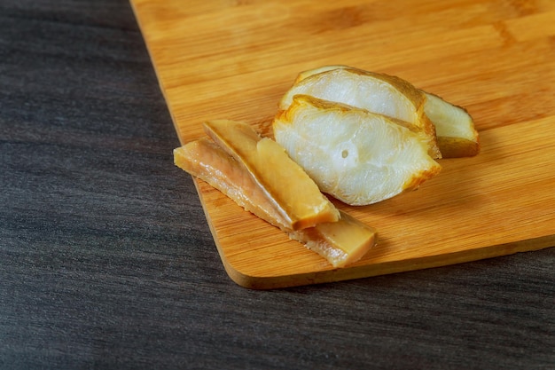 Verse rauwe zalm rode tonijn en tong vis stukken over houten bord