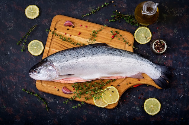 Verse rauwe zalm rode vis op een donkere tafel. Plat leggen. Bovenaanzicht