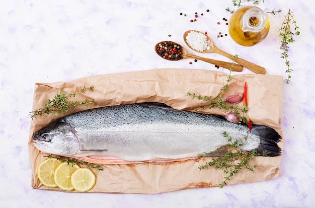 Verse rauwe zalm rode vis op een lichte tafel. plat leggen. bovenaanzicht