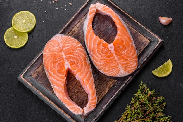 Verse rauwe zalm steak met kruiden en specerijen bereid voor gegrild bakken. gezond zeevruchtenvoedsel