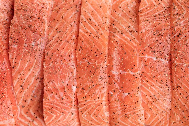 Verse rauwe zalm visfilet achtergrond met peper