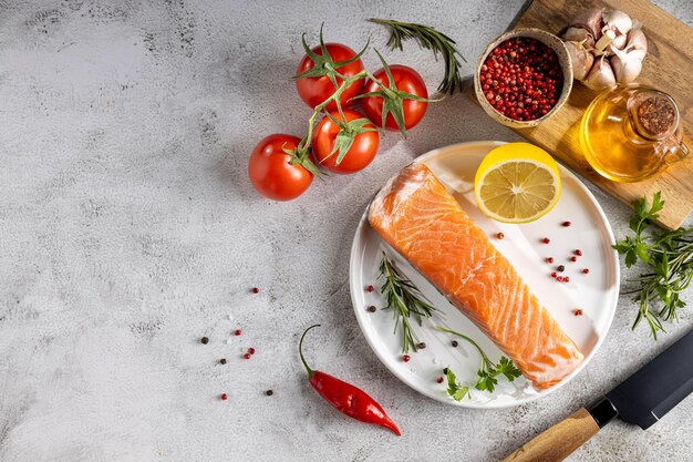 Verse rauwe zalmfilet met ingrediënten voor de bereiding