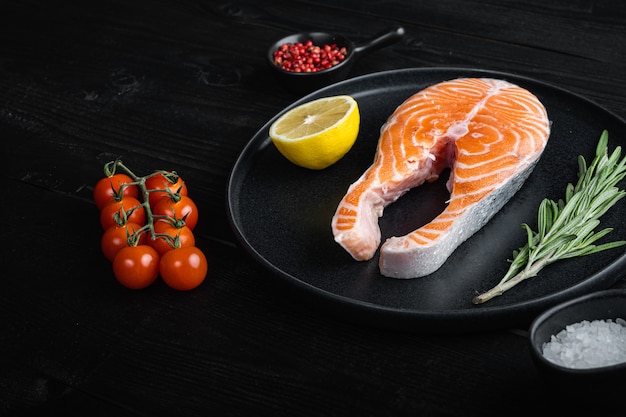 Verse rauwe zalmfilet op een houten tafel