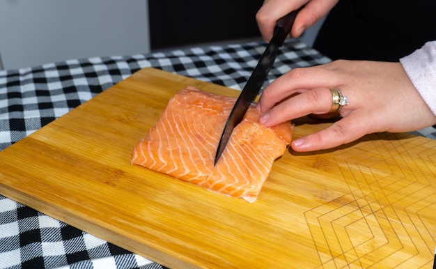 Verse rauwe zalmfilet op houten snijplank