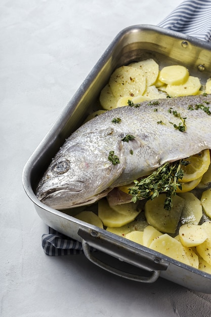 Verse rauwe zeebaars vis bereid voor roosteren met aardappelen