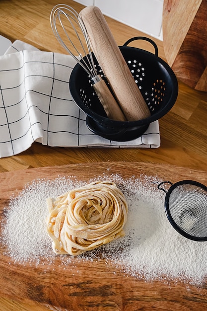 Verse rauwe zelfgemaakte pasta in de keuken