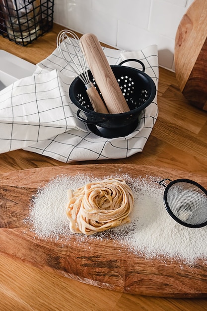 Verse rauwe zelfgemaakte pasta in de keuken