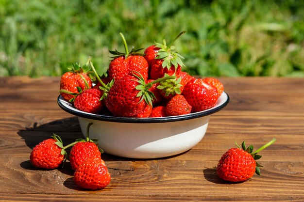 Verse rijpe aardbei op een houten tafel buiten