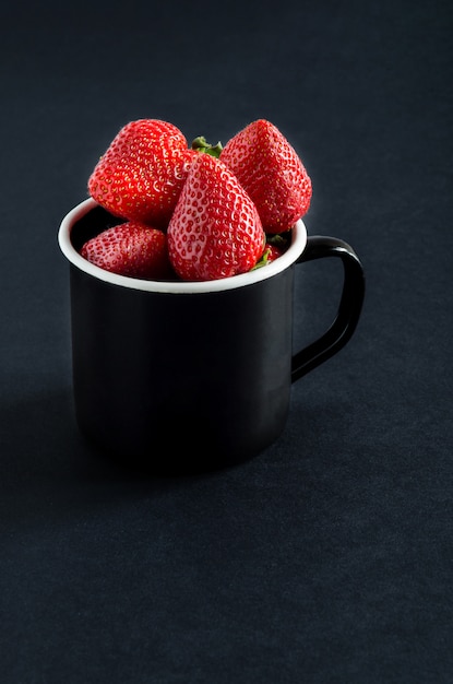 Verse rijpe aardbeien in black metal cup