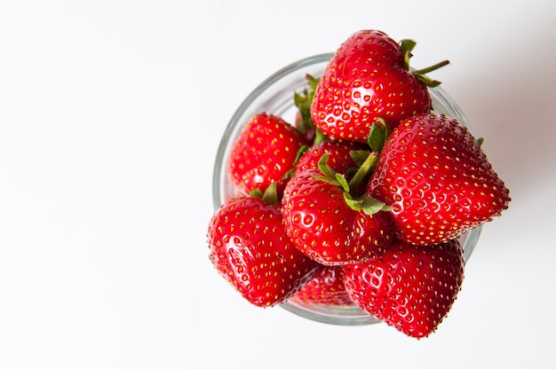 Verse rijpe aardbeien in een glas