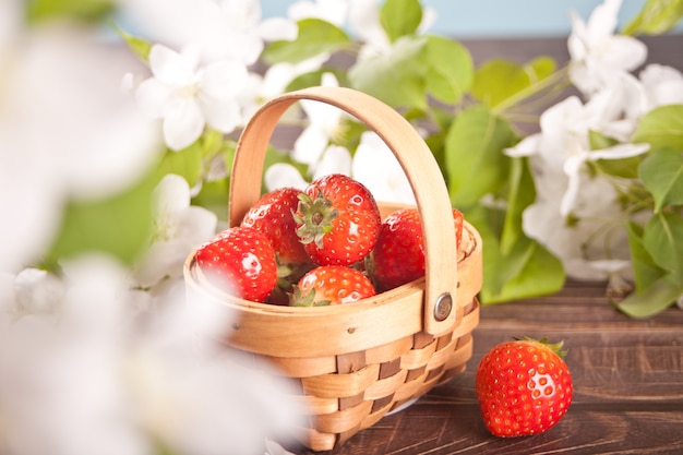 Verse rijpe aardbeien in een klein mandje