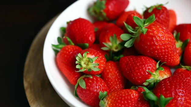 Verse rijpe aardbeien in een kom Aardbeienseizoen