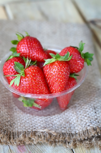 Verse rijpe aardbeien in een plastic kom