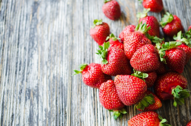 Verse rijpe aardbeien op een houten achtergrond