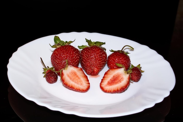 Verse rijpe aardbeien op een witte achtergrond. Stilleven.