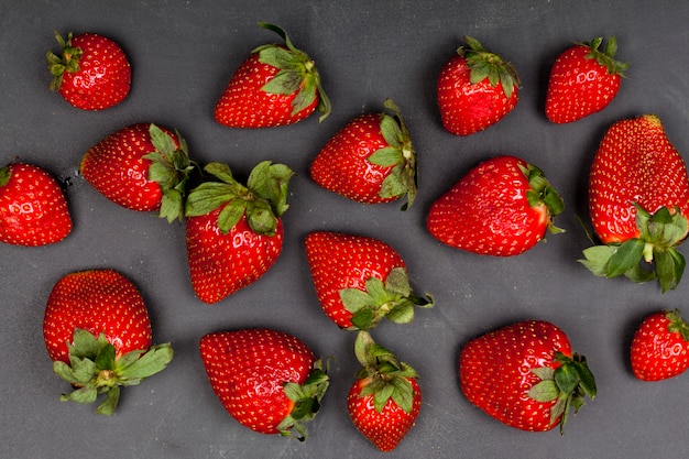 Verse rijpe aardbeien op zwarte achtergrond.