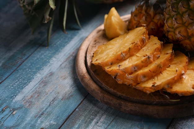 Verse rijpe ananas op houten plaat Close-up tropisch fruit Zomer concept